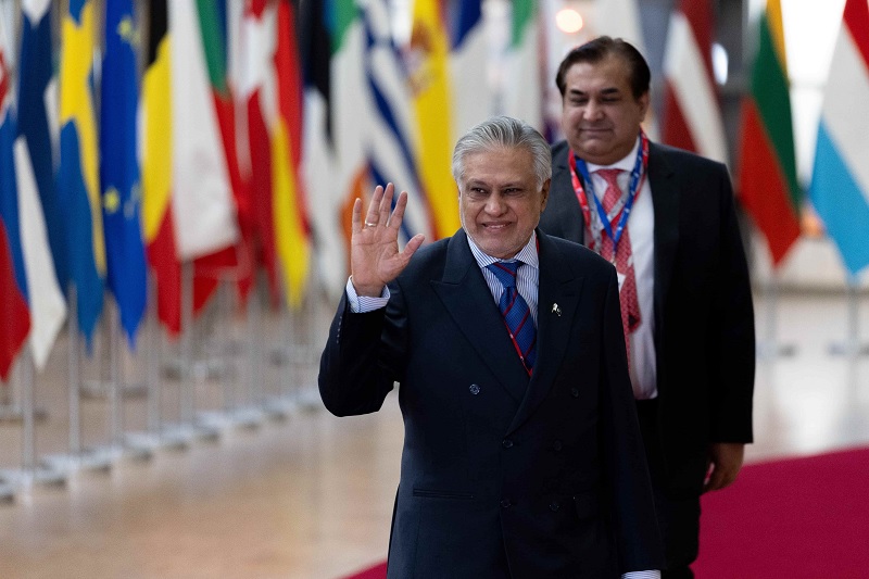 முக்கிய பேச்சுவார்த்தைக்காக சீனா சென்ற பாகிஸ்தான் வெளியுறவு அமைச்சர்