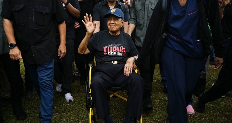 மலேசியாவின் முன்னாள் பிரதமருக்கு இடுப்பு எலும்பு முறிவு