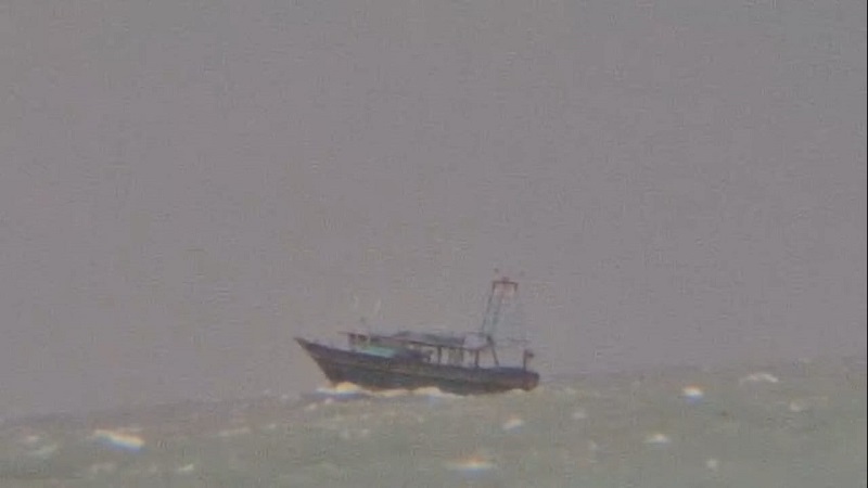 கட்டைக்காட்டில் கடற்படை தளத்திற்கு அண்மையாக வந்து இந்தியன் இழுவைமடி படகுகள் அட்டகாசம்