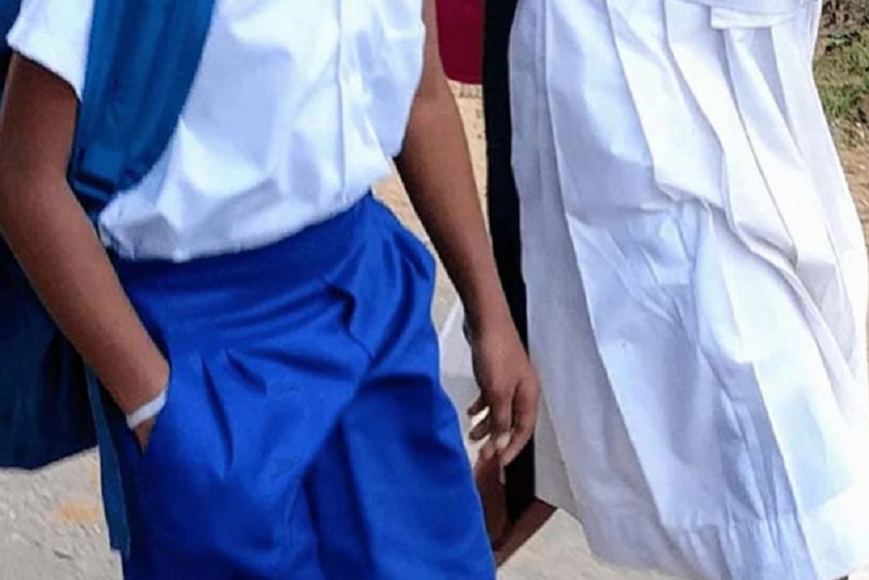 இலவச பாடசாலை சீருடைத் துணிகளுடன் வந்த 3 சீனக் கப்பல்கள்!