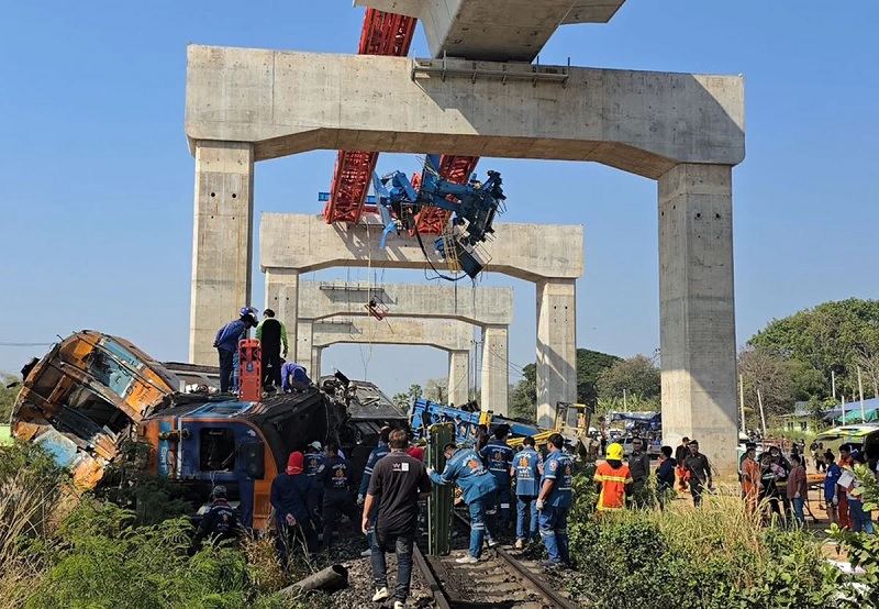 தாய்லாந்தில் ரயில் மீது விழுந்த பாரிய கிரேன் - பலி எண்ணிக்கை உயர்வு