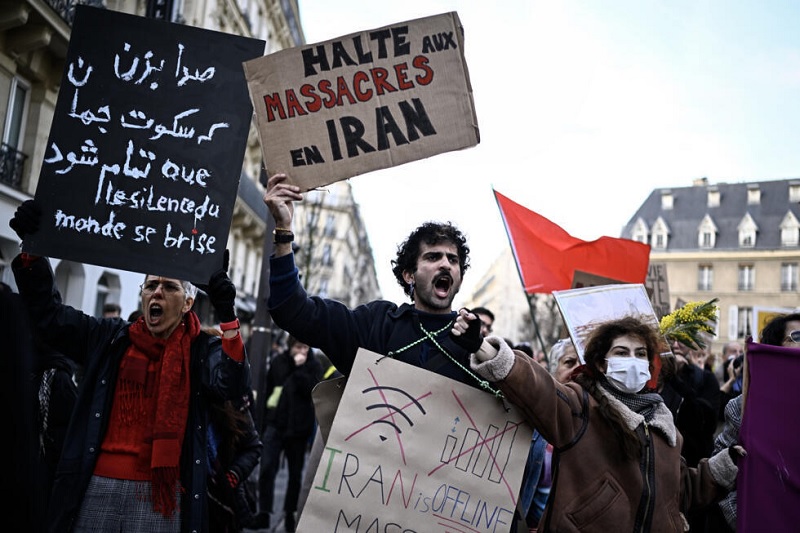 ஈரானிய போராட்டக்காரர்களை ஆதரித்து பிரான்சில் ஆயிரக்கணக்கானோர் பேரணி