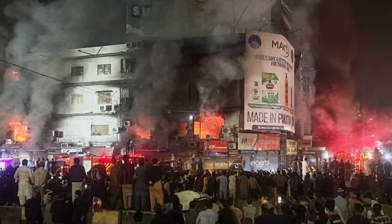 பாகிஸ்தானில் வணிக வளாகத்தில் ஏற்பட்ட பயங்கர தீ விபத்தில் 6 பேர் மரணம்