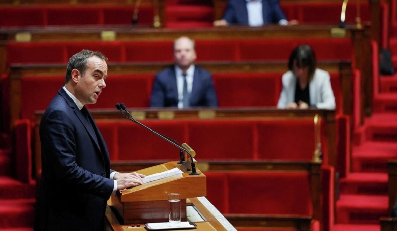 இரண்டு நம்பிக்கையில்லா வாக்கெடுப்பில் பிரெஞ்சு அரசாங்கம் வெற்றி