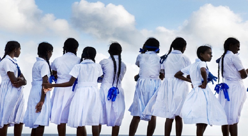 பாடசாலை ஆசிரியர்களுக்கான ஆடைகள் தொடர்பில் பிரதமரிடம்  விடுக்கப்பட்ட கோரிக்கை!