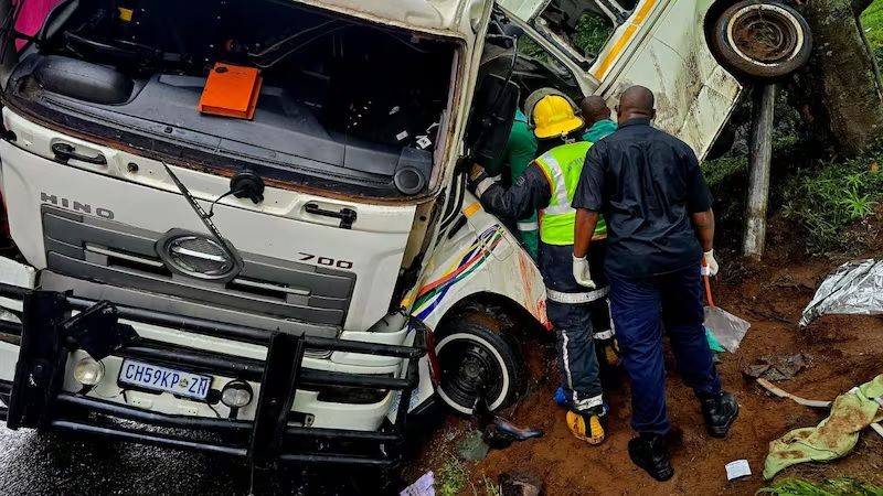 தென்னாப்பிரிக்காவில் பேருந்து மற்றும் லாறி மோதி விபத்து - 11 பேர் மரணம்