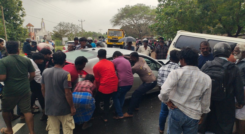 கிளிநொச்சியில் 03 வாகனங்கள் ஒன்றுடன் ஒன்று மோதி விபத்து!