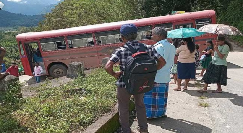 50 அடிப் பள்ளத்தில் விழ இருந்த பேருந்து - சாதூரியமாக செயற்பட்டு 40 பேரை காப்பாற்றிய சாரதி’!