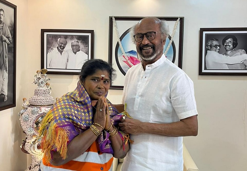 தூய்மை பணியாளருக்கு தங்க செயினை பரிசாக வழங்கிய நடிகர் ரஜினிகாந்த்
