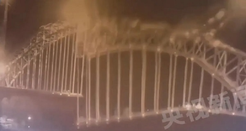 சீனாவில் பாலம் இடிந்து விழுந்ததில் 05 தொழிலாளர்கள் மரணம்