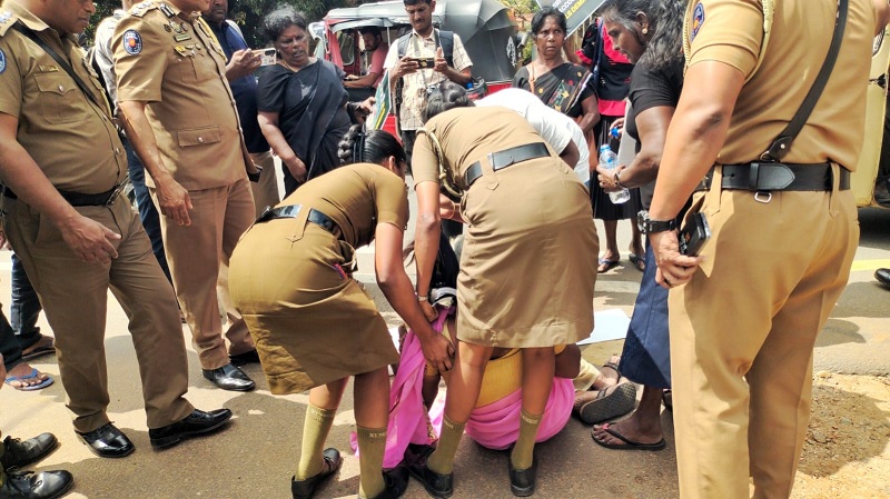 சுதந்திரதின எதிர்ப்புப் போராட்டத்தில் மயங்கி விழுந்த தாய்! அவசர உதவி வழங்கிய பொலிசார்