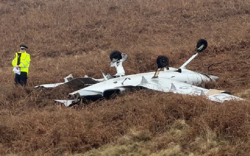 பிரித்தானியாவில் விபத்துக்குள்ளான சிறிய ரக விமானம் - இருவர் மரணம்