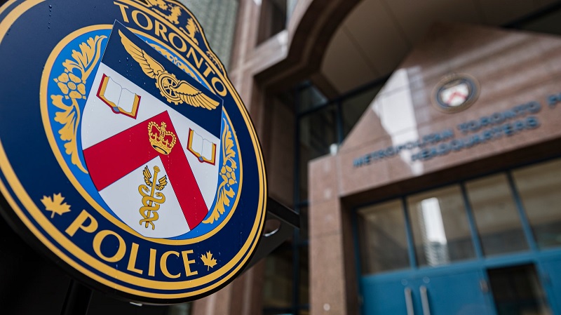 கனடாவில் குற்றச் செயல்களில் ஈடுபட்ட 7 பொலிஸ் அதிகாரிகள் கைது