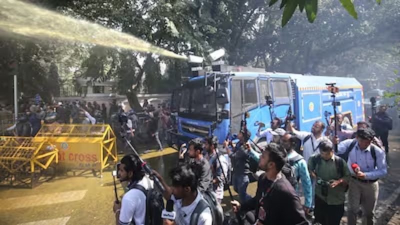 வங்கதேசத்தில் இடைக்கால ஜனாதிபதியின் வீட்டை முற்றுகையிட்ட இளைஞர்கள்