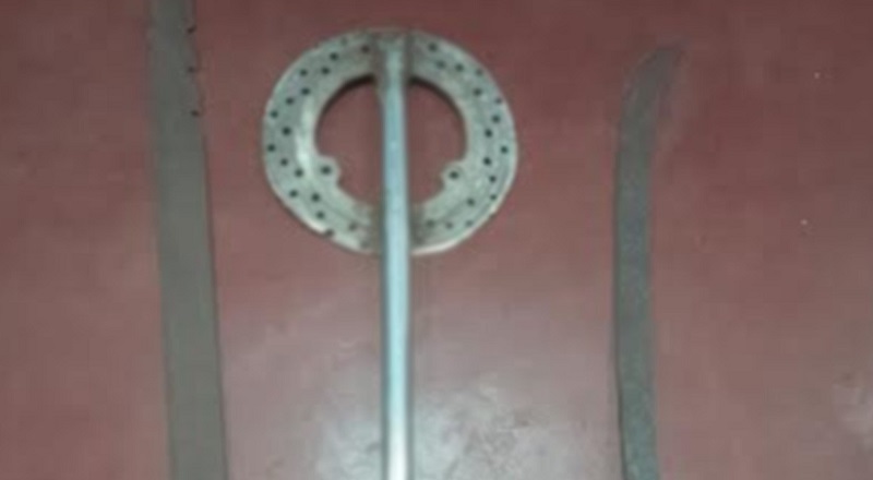 யாழில் வாளுடன் சுற்றித்திரிந்த இளைஞர்கள் அதிரடியாக கைது’!