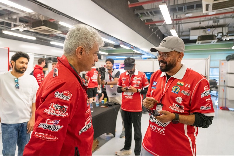 துபாயில் நடிகர் அஜித் குமாரை சந்தித்த இயக்குனர் வெங்கட் பிரபு