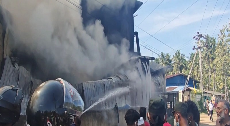 ஹெல்மெட் உற்பத்தி தொழிற்சாலையில் பாரிய தீ விபத்து!