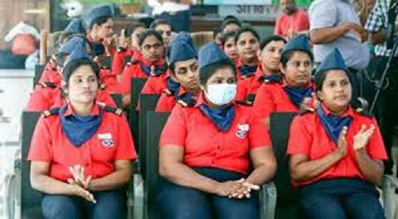 கடமையை பொறுப்பேற்ற பெண் நடத்துனர்கள்!