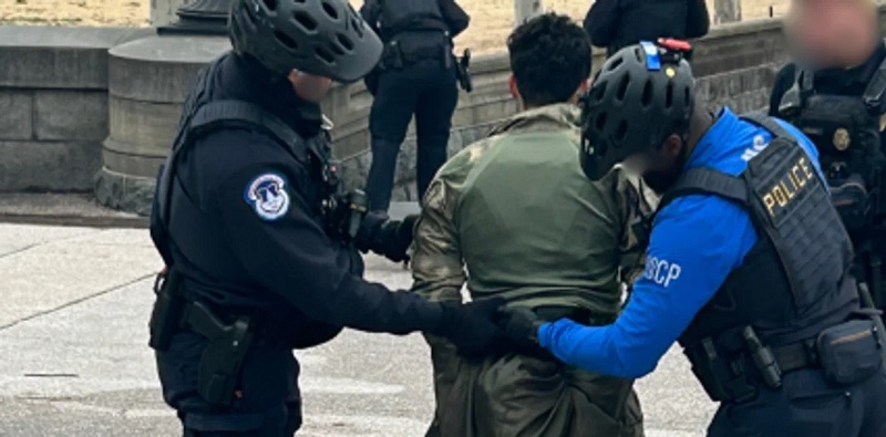 அமெரிக்க பாராளுமன்றத்திற்குள் ஆயுதத்துடன் நுழைய முயன்ற இளைஞர் கைது