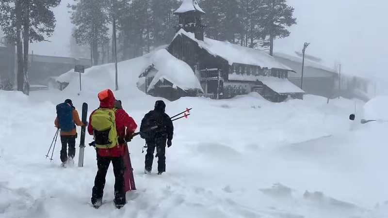 அமெரிக்காவில் பனிச்சரிவில் சிக்கிய 15 பேர் - 9 பேர் மாயம்