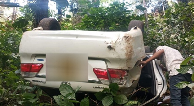 100 அடி பள்ளத்தில் விழுந்த கார் - மூவர் வைத்தியசாலையில்!