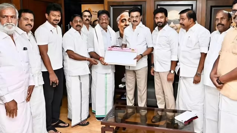 தி.மு.கவில் இணைந்த தமிழகத்தின் முன்னாள் முதல்வர் ஓ.பன்னீர்செல்வம்