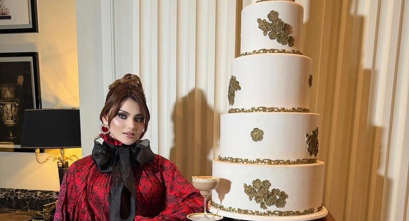 16 கோடிக்கு கேக் வெட்டி பிறந்தநாளை கொண்டாடிய லெஜண்ட் பட நடிகை