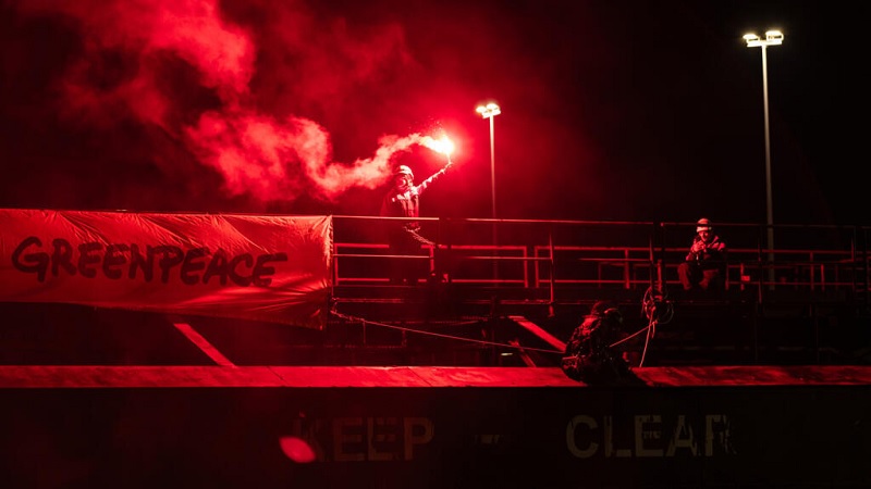 4 கிரீன்பீஸ் ஆர்வலர்களை கைது செய்த பிரெஞ்சு போலீசார்