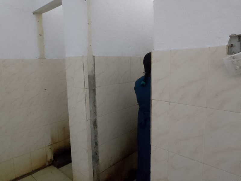 கதவுகள் இல்லாத கிளிநொச்சி வைத்தியசாலை மலசல கூடங்கள்