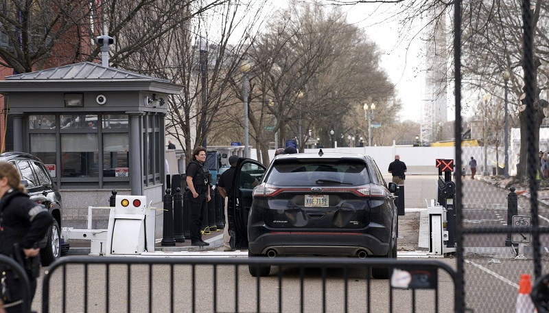 வெள்ளை மாளிகை அருகே பாதுகாப்பு மதில் மீது மோதிய வாகனத்தால் பரபரப்பு