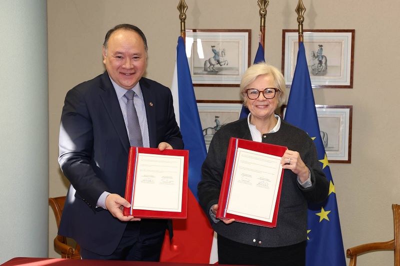 ராணுவ ஒப்பந்தத்தில் கையெழுத்திட்ட பிரான்ஸ் மற்றும் பிலிப்பைன்ஸ்