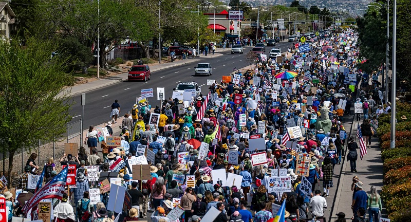அமெரிக்க ஜனாதிபதிக்கு எதிராக லட்சக்கணக்கானோர் வீதிகளில் இறங்கி போராட்டம்