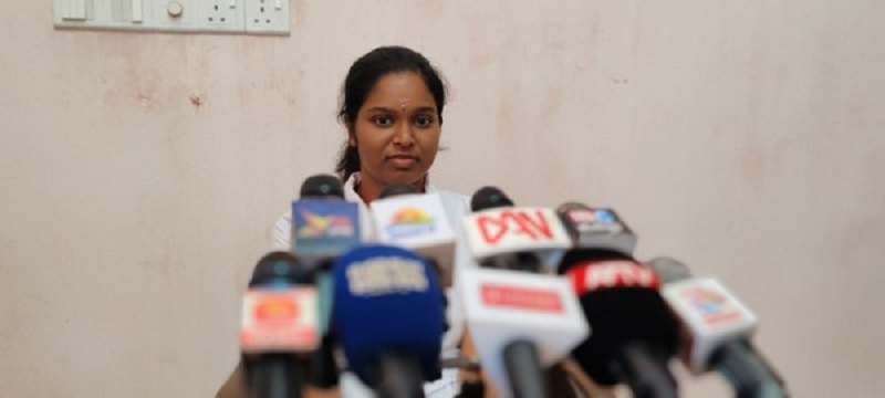 விஞ்ஞானப் பிரிவில் வவுனியாவில் முதல் நிலை பெற்ற மாணவி சஞ்சனா