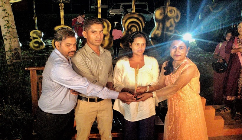 777 மெழுகுதிரி தாங்கிகளை சேகரித்து காட்சிப்படுத்தி ஈழத்து பெண் உலக சாதனை!