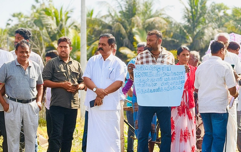 சிவஞானம் சிறீதரன் தலைமையில் கிளிநொச்சியில் நடந்த காணி சுவீகரிப்புக்கு எதிரான போராட்டம்