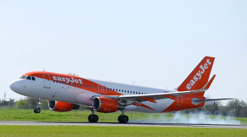 பிரான்சில் ஓடுபாதை அருகில் வெடித்த பட்டாசுகள் - திசைதிருப்பப்பட்ட ஈஸிஜெட் விமானம்