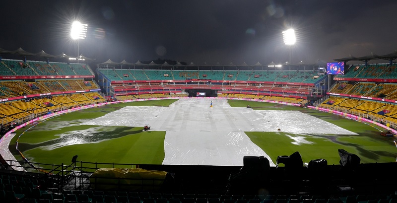 IPL M13 - மும்பை மற்றும் ராஜஸ்தான் இடையிலான போட்டி மழையால் ஆரம்பிப்பதில் தாமதம்