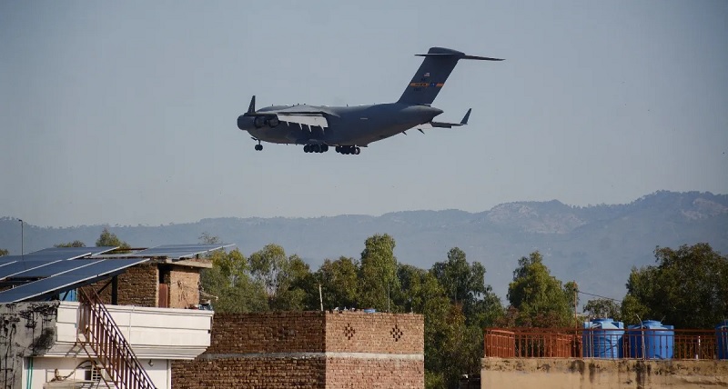 பதற்றங்களுக்கு மத்தியில் பாகிஸ்தானில் தரை இறங்கிய அமெரிக்க போர் விமானம்