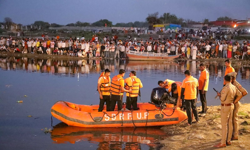 யமுனை ஆற்றில் படகு கவிழ்ந்து விபத்து - 10 பேர் மரணம்
