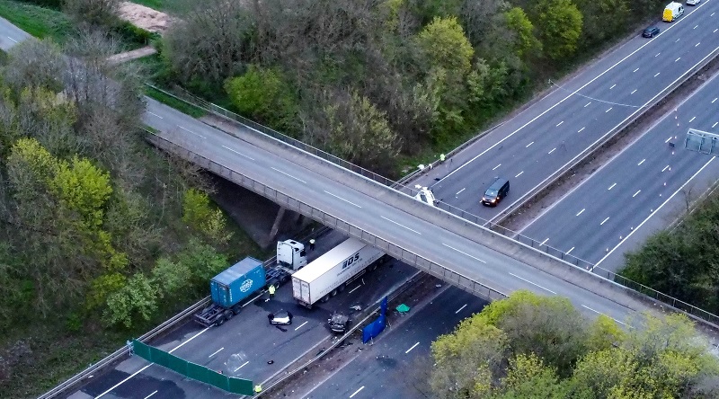 இங்கிலாந்தில் கார் ஒன்று மினிபஸ் மீது மோதியதில் இரண்டு பதின்ம வயது இளைஞர்கள் மரணம்