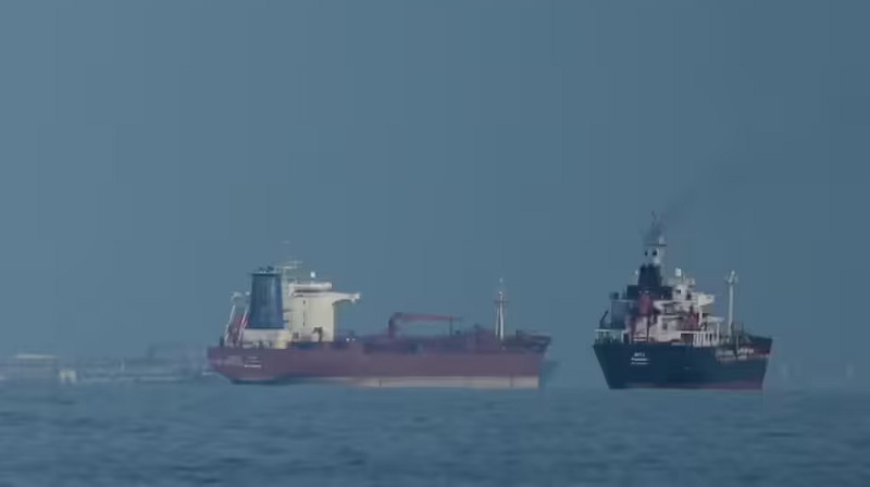 ஹோர்முஸ் ஜலசந்தியில் இந்தியக் கொடி கொண்ட இரண்டு கப்பல்கள் மீது துப்பாக்கிச் சூடு