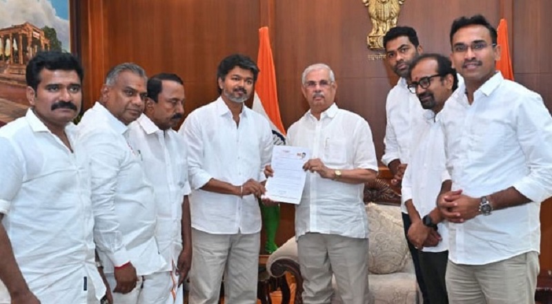 காங்கிரஸுடன் கூட்டணி - கடிதத்தை ஆளுநரிடம் கையளித்தார் விஜய்!