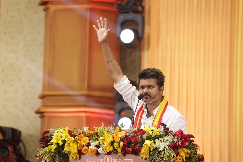 இலங்கையில் உள்ள விஜய் ரசிகர்களுக்கு எதிராக தற்கால சூழலுக்கு ஏற்ற கவிதை