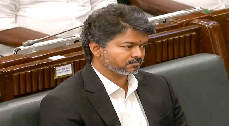 விஜய்  நெற்றியில் இட்டிருக்கும் கறுப்பு மைய்!!  ஏன் வச்சிருக்கிறார்?  வசிய மையா?