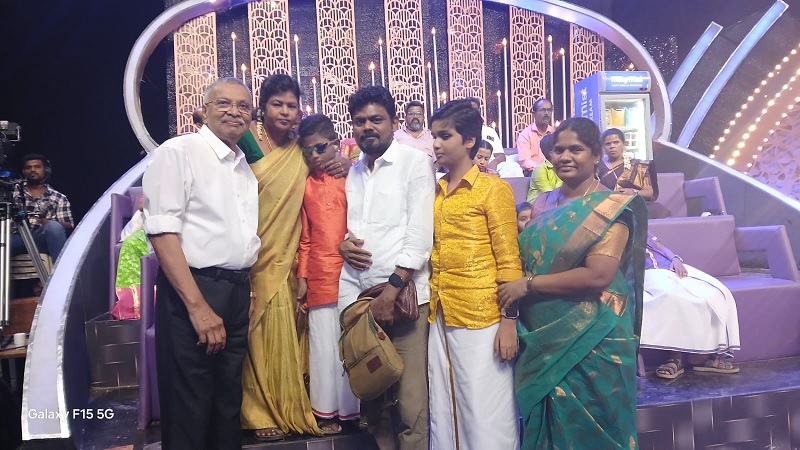 இந்தியாவில் இசை நிகழ்ச்சி ஒன்றில் பங்கேற்கும் இரு சிறுவர்களுக்கு உதவி செய்த அறக்கொடை அரசன் வாமதேவா தியாகேந்திரன்