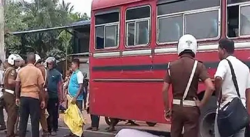 பேருந்துடன் மோட்டார் சைக்கிள் மோதி கோர விபத்து - பெண் உயிரிழப்பு!