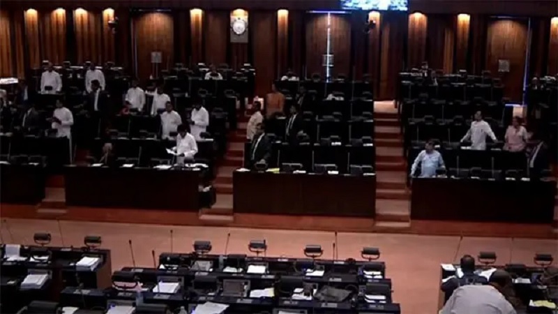 பாராளுமன்றத்தில் பதற்றம் - சபை நடவடிக்கைகள் 10 நிமிடங்களுக்கு ஒத்திவைப்பு