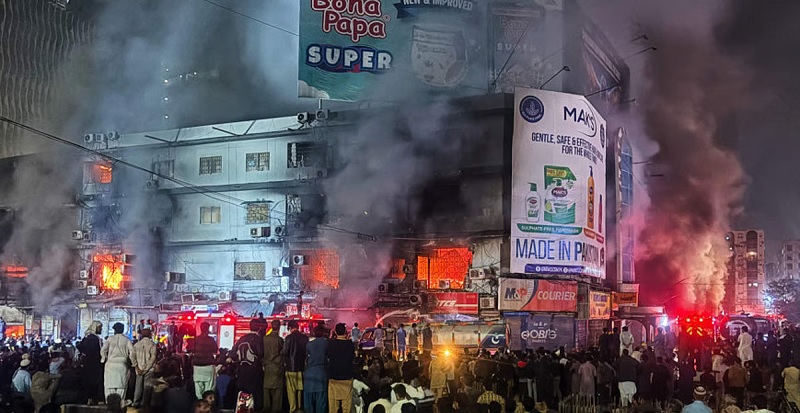 பாகிஸ்தானில் 72 பேர் உயிரிழந்த வணிக வளாகத் தீ விபத்தில் குற்றாளியாக பெயரிடப்பட்ட 11 வயது சிறுவன்
