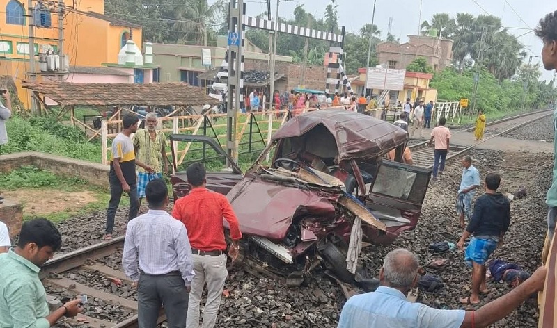 மேற்கு வங்கத்தில் பள்ளி வேன் மீது ரயில் மோதியதில் 2 மாணவர்கள் உட்பட 3 பேர் மரணம்