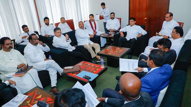 ஒரு சிங்கத்தை அழித்து மக்கள் உடமைகளை சூறையாட பன்றிக் கூட்டங்கள் மந்திராலோசனை